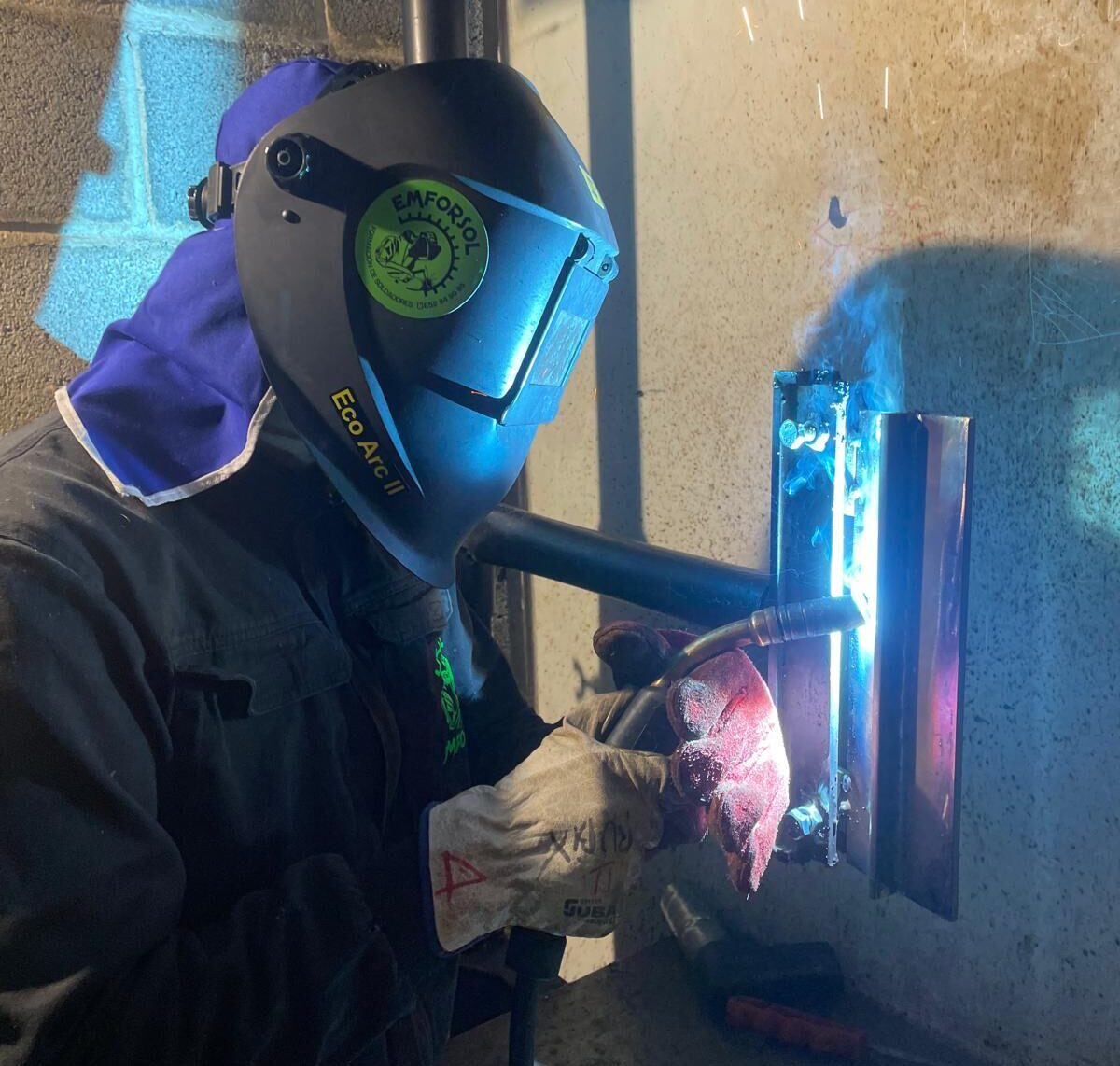 Estudiante de soldadura en curso privado